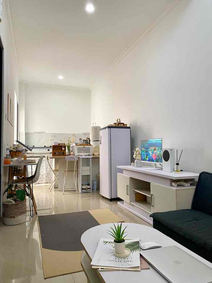 Tema utama rumah ini terinspirasi dari rumah ala jepang dan korea. Perpaduan bahan kayu dan barang aesthetic yang digunakan sebagai pajangan.

Ruanh tamu dan ruang makan memiliki barang bewarna coklat kayu dengan nuansa japandi style. Rata-rata barang yang digunakan bewarna putih, saya juga menambahkan stiker furniture untuk melengkapi barang yang belum bewarna putih.


#japandi
#minimalist
#homedecorinspo
#rumahaestetik
#koreanstyle
