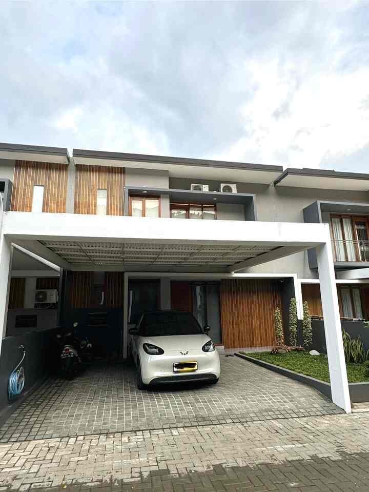Hi semua!
Ini adalah fasad dari GN House ketika siang & malam. Fasad ini bawaan developer tapi kami ganti carportnya dengan batu andesit ukuran 10 x 10. 

Ukuran taman kami 2,5m x 5m. Kami tambahkan rumput & sedikit tanaman yang simpel

Agar terlihat minimalis tidak banyak barang di fasad kami. Hanya ada rak sepatu kecil dibalik mobil 😄


#FacadeStyle
#IdeFasad
#InspirasiFasad
#houseidea
