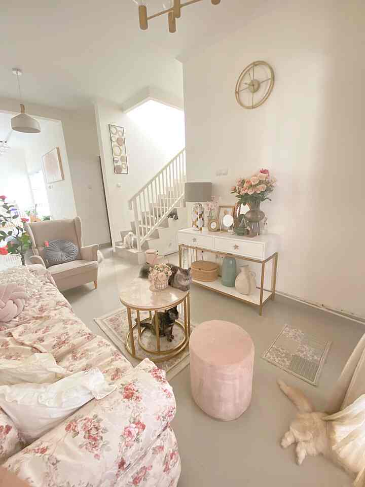 この家に引っ越してきたときから、クラシックなシャビーシックスタイルがとても気に入って、家中のすべての部屋に取り入れました。実際のところ、ここでは単に自分の好きな色で遊ぶのが好きなので、家具、カーペット、壁のペイント、装飾品などに好きな色を混ぜ合わせています。


#クラシック #shabbychic #honedecorinspo #Rumahestetik