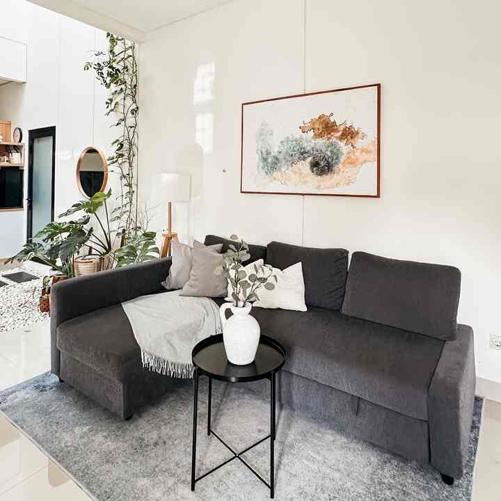 Hi selamat siang tetangga 👋🏻
Holaa dari living room casaaksadaru. 
Tempat ini menjadi tempat favorit untuk bersantai bersama keluarga dan teman. 
Untuk style di living room ini lebih ke mixstyle kali ya, campur aduk industrial minimalis hehe. 
Fokus kami hanya pada pemilihan warna sofa, karpet, dan meja senada dengan tampilan fasad depan rumah. Jadi bisa selaras dan tentunya enak dipandang. Yang terpenting nyaman dan bisa buat kami happy. Semoga bisa menjadi inspirasi yaaaa! 

#mixstyle #industrial #minimalis #homedecorinspo #roomdecorinspo
#rumahestetik #casaaksadaru #livingroom 