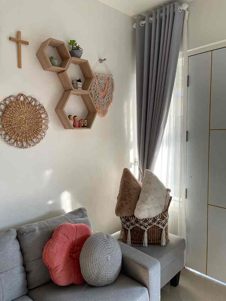 The Minimalist Bohemian style aku terapkan di :
1. Living Room
2. Dapur
3. TV Cabinet 
4. Room Corner
5. Coffee Station
6. Bedroom

Kadang ya aku sedih karena overall masih banyak banget kekurangan dekorasi di rumahku, salah satunya karena aku belum punya tanaman hijau yang hidup di rumah, padahal pengen banget! 
Aku phobia sama yang namanya ulat, cacing, dsb 🥲

Tapi ya, meskipun jauh dari sempurna, aku tetap bersyukur karena aku dan keluarga bisa tinggal dengan aman dan nyaman di rumah kami. 

There is always always something to be grateful for! 🙏🏻

#minimalistbohemian #homedecorinspo #rumahestetik #myperfectlyimperfecthouse #warmandcozy