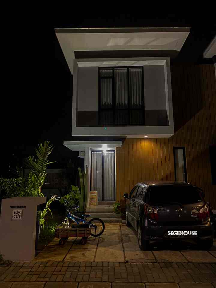 Welcome to segehouse 🏠

Bentuk fasad rumah #segehouse 
Karna kami memiliki rumah di dalam cluster , jadi bentuk fasad sudah mengikuti konsep yang di buat developer / pengembang.

Style perumahan  yang kami ambil bertema , Tropical Modern (mengikuti developer)

rumah kami saat ini memiliki hook samping jadi lahan yang ada kami buat untuk taman yang sesuai konsep perumahan yaitu Tropical modern . Karna kami baru menempati rumah ini selama 5 bulan berjalan , masih banyak yang ingin kami kembangangkan di setiap sudut rumah kami.semoga kedepan nya bisa lebih tertata dan lebih bagus lagi tampilan fasad rumah kami 😊

#facadestyle
#Idefasad
#Inspirasifasad
#segehouse