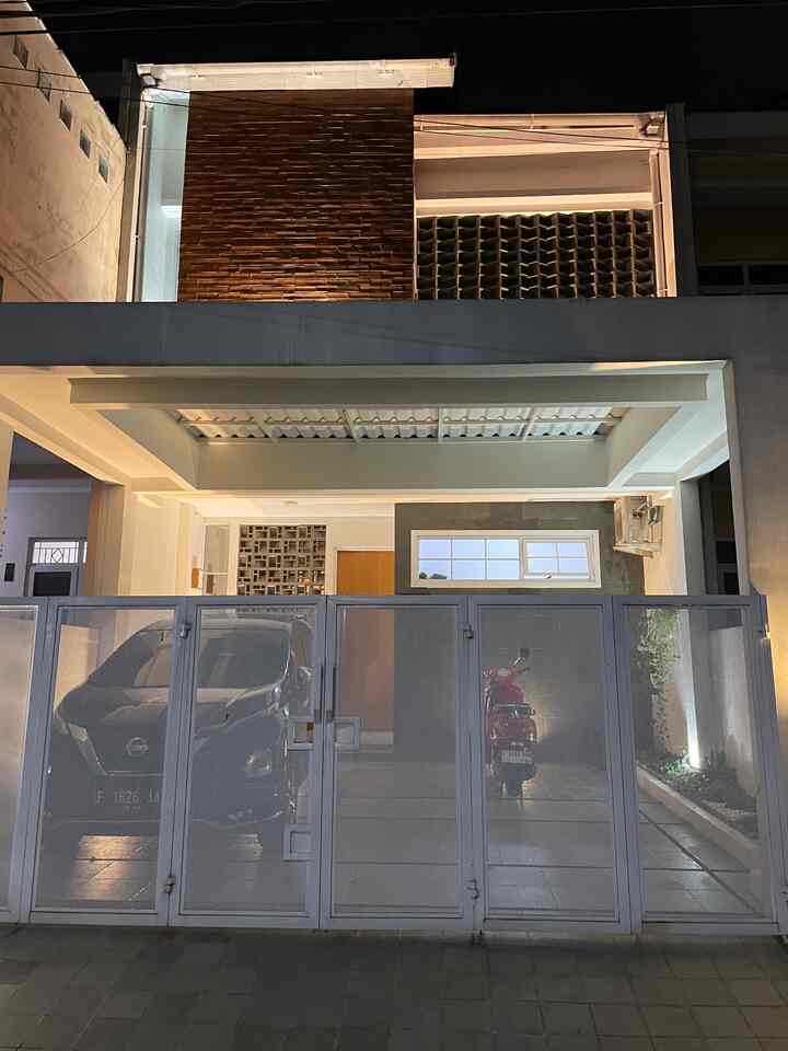 Rumah mengambil tema Industrialis Minimalis

Terlihat dengan bentuk pagar yg industrialis dan di padu padankan dengan roaster dan bata merah
Menyukai tema ini karena terlihat simple dan maskulin 

#rumahindustrialis
#rumahminimalisindustrialis
#FacadeStyle
#IdeFasad
#InspirasiFasad