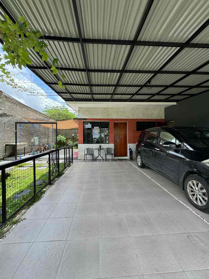 Sedikit santai dan slow sesuai kemampuan dalam membangun rumah ini adalah awal kami memilih tema unfinished, fasad kedua di rumahyuqibam ini kami rancang berfungsi sebagai ruang tamu outdoor juga sebagai working spacenya paksu...

Point kedua kenapa kami memilih teman unfinished karena kami berdua suia warna natural, bisa dibilang gak sengaja sih hehehe ternyata kami semakin jatuh hati dan memantapkan pilihan dengan tema rumah unfinished, 

Element batu bata sangat jelas begitu masuk di rumah kami, Meskipun hunian dengan desain industrial mengutamakan pencahayaan alami yang hemat energi, tapi jangan lupakan cahaya di malam hari menggunakan cahaya spotlight untuk dapat kesana dramatis pada malam hari. 

#FacadeStyle
#IdeFasad
#InspirasiFasad
#RumahIndustrial
#TemaUnfinished
#Rumahyuqibam