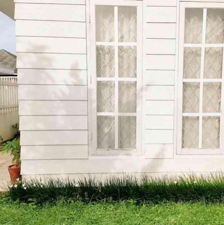 Fasad adalah part terpenting dalam setiap rumah, fasad juga memiliki ciri khas yg mencerminkan setiap pemilik rumah

Rumah ini dibangun tahun 2016 bulan september dan selesai di januari tahun 2017
Sekilas sudah terlihat fasad rumah ini tema farmhouse sentuhan sederhana.

memiliki fasad farmhouse, bercat putih, tinggi bangunan 4m letak memanjang ini terkesan bersih dan menarik. Padahal luas tanah nya dengan fasad seperti ini tidak terlalu luas. tapi fasad dengan letak memanjang ini terlihat sangat luas jika tampak pinggir dan depan.

#FacadeStyle #IdeFasad #InspirasiFasad #casadgarlic