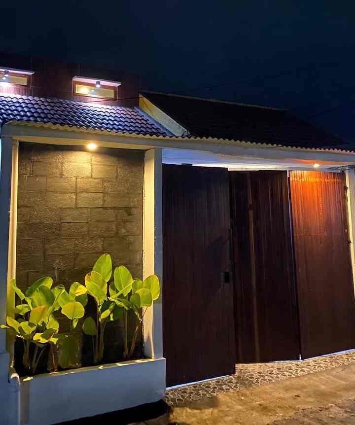 Selamat Datang di Fasad Prameshouse🤍

Sesuai dengan temanya yaitu Rumah Industrial Minimalis, Fasad Rumah Prameshouse banyak mengusung material natural seperti Kayu, Batu Alam, Tanaman Hijau, dan dinding Semen Ekspose Natural 😍
.
Alasan aku memilih Fasad Industrial adalah karena aku suka sekali dengan unsur-unsur material Natural yang mengembalikan Rumah Alami tapi tetap modern minimalis 🫶
.
Semoga menginspirasi 😍😍😍

#FacadeStyle #IdeFasad #InspirasiFasad #FasadRumah #FasadRumahIndustrial #FasadRumahIndustrialMinimalis 