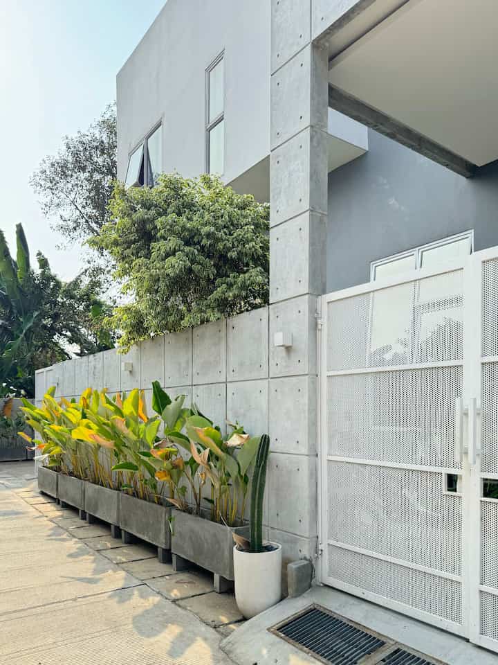 Fasad modern-industrial nyontek rumah orang Jepang! 🥹🥹

Saat renovasi kami memilih fasad yang simple dan unik dan terinspirasi dari rumah-rumah Jepang modern. Pagarpun dipilih dengan finishing semen ekspos dan terinspirasi dari karya arsitek Jepang, Tadao Ando.

Yang membuat fasad ini unik yaitu seperti box yang ditumpuk tidak sejajar sehingga terbentuk overhang 1meter. Overhang ini juga berfungsi menambah luasan bangunan di lantai 2. 

Kesan modern selain didapat dari bentuk kotak juga warna monokrom abu dan putih, kesan industrial di dapat dari tembok pagar ekspos dan pagar dari bahan perforated. 

#FacadeStyle #IdeFasad #InspirasiFasad #RumahSemak #Modern #industrial #TangerangSelatan