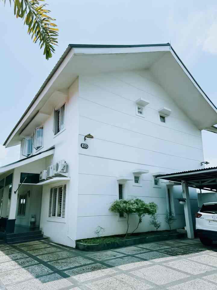 Fasad Rumah Putih Ala Amerika.
Hai sahabat Ohouse.Inilah tampilan fasad rumah yang kami bangun tahun 2012.Rumah lurus menjulang satu atap ala american style yang dikelilingi halaman dan pohon.Bagi kami rumah ala american style ini hemat budget dan simpel tampilannya.

#FacadeStyle
#ideFasad
#InspirasiFasad
#Americanstyle
#Exterior
