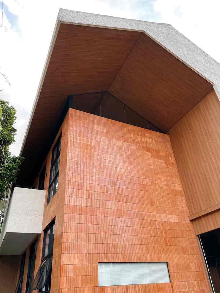 Halo tetangga online, kenalan yuk sama dirumahpojok🥰. Rumah ini kami bangun sekitar 1.5 tahunan lalu. Awal membangun rumah ini kami menginginkan bentuk rumah yang modern tapi masih klasik bentuk rumah dengan atap segitiga, maka arsitek kami menggabungkannya. Untuk keseluruhannya fasad kami mengusung tema modern dengan sentuhan tropical. Kami menggunakan bata tempel sebagai aksen utama dan cat dinding berstektur sebagai pemanis. 
_
#FacadeStyle
#IdeFacad
#InspirasiFasad
#ModernTropical
#dirumahpojok
#HouseInspo
