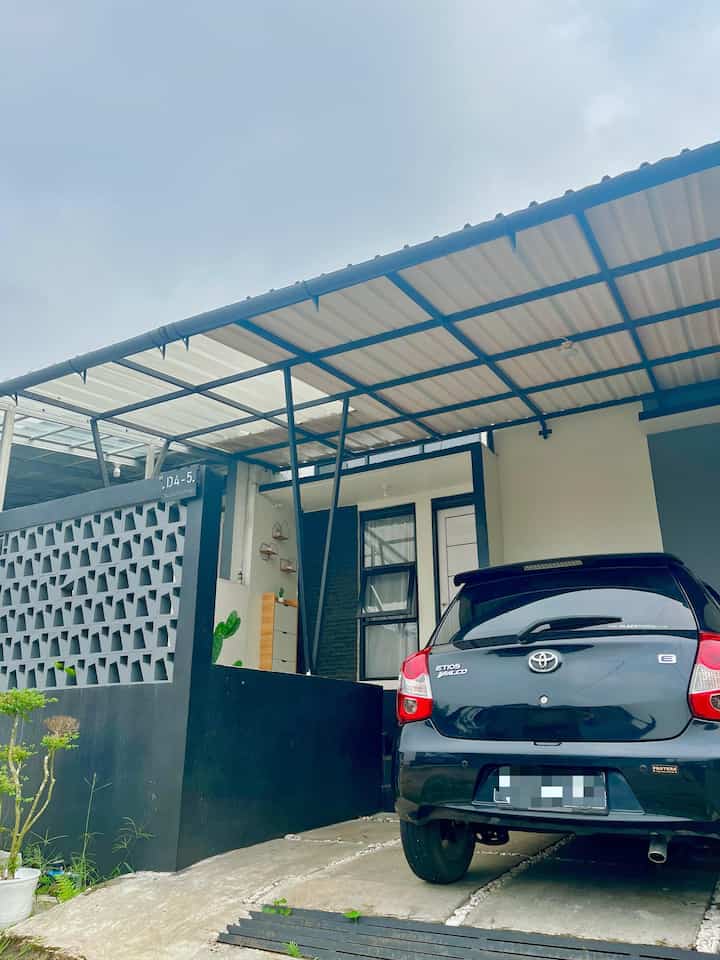 Emang boleeh fasad Sehitam ini?🖤

Selagi renov rumah ini lihat sentuhan warna kusen hitam ko baguus bgt, akhirnya memutuskan untuk fasad rumah denty.house bertema monochrome..

Disini juga ada sentuhan batu alam, dan roaster. Agar tidak monoton berikan tanaman hijau kaktus biar terlihat segar, tak lupa ada sentuhan white and wood untuk sentuhan lainnya..

Semoga suka dan menginspirasi yaa✨

#FacadeStyle #IdeFasad #InspirasiFasad #FasadRumah #FasadRumahMonochrome #FasadRumahMinimalis