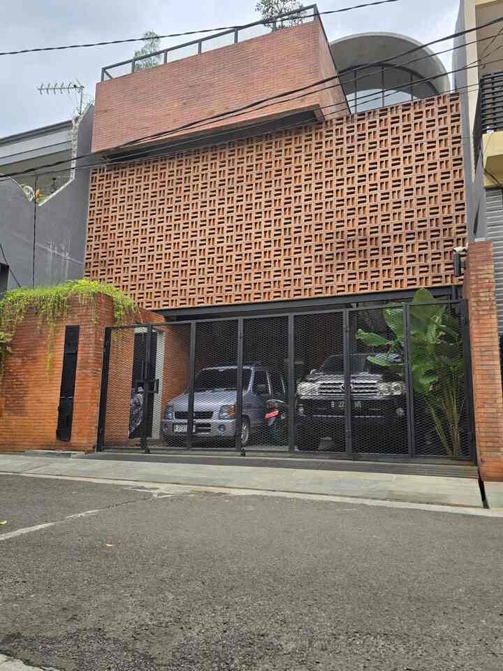 When the abandoned house was built, we joked about putting a big statue in front of the house, just as a "marker" for the packagers to find our house more easily 🤣🤣
But, with a facade like this, finally this house is known as a house with lots of bricks 😃
The combination of brick, exposed cement and iron is the characteristic of Buaran houses

#Fasadstyle #IdeFasad #InspirasiFasad #rumahbuaran #tropicalhouse #iderumah #Indonesianhomes