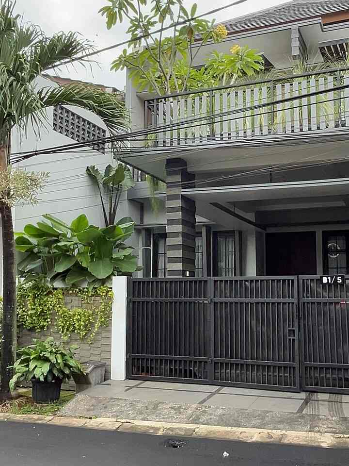 Fasad yang di bangun tahun 2014 bergaya konsep modern minimalis seiring dengan berjalan nya waktu konsep berubah menjadi mid century modern fasad  kami renovasi dengan penambahan di beberapa tempat seperti area atas carport di ubah menjadi balkon dan dinding tembok sisi kanan kiri juga kami tinggikan dengan di pasang roaster.

Karena suka jika udara masuk ke dalam rumah maka Jendela di rumah ini banyak dan tinggi baik di area bawa maupun atas, tapi di satu sisi rumah ini menghadap ke arah barat yang tentu nya matahari muncul siang sampai sore hari. 
Untuk mengurangi terik nya matahari penghijauan  dinlakukan dengan menanam beberapa pohon kamboja dan tanaman lainnya. 


#FacadeStyle
#IdeFacade
#InspirasiFacade
#MidCenturyModern
#Fasad
#DecorLowBudget
#Tangsel