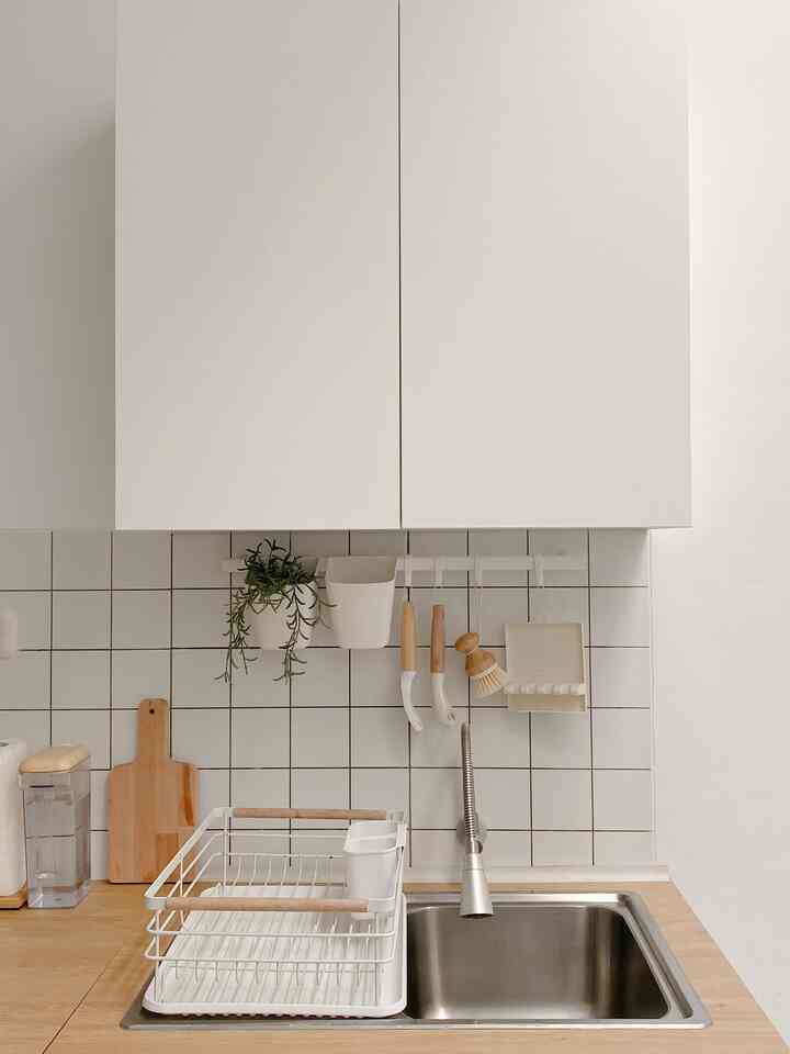 Selamat datang di salah satu ruangan terfavorit dirumah ini, KITCHEN.

Style kitchen dirumah ini adalah korean look, dengan backsplash persegi 10x10. Semua barang barang di dapur ini dengan tema white n wood sehingga makin meningkatkan kesan dari korean look.

Oh ya, ada tanaman artficial juga supaya suasanan didapur bisa lebih fresh.. 

Semoga tema korean looknya tersampaikan yaa
 
#koreanlook #homedecorinspo #rumahestetik #kitchen #kitchenset #kitcheninspo #kitchenikea #ikea #knoxhult