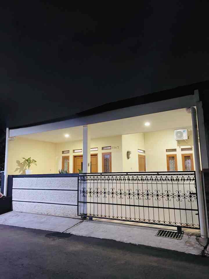 Fasad rumah 🏡

Fasad rumah ini belum pernah dipost dimana pun, baru pertama kali disini ☺️

Awalnya ini perumahan lama yang kami beli 7 tahun yang lalu dan kebetulan baru bisa renov 5 tahun kemudian.

Tidak ada style khusus, karena saat renov kami hanya ingin membuat dalam rumah yang nyaman sekaligus sesuai kebutuhan.
Jadi dengan pengetahuan kami yang terbatas akhirnya terbentuklah fasad kotak ini.
Namun begitu alhamdulillah nyaman buat kami 🥰

#Facadestyle #Idefasad #Inspirasifasad #Rumahlama #Rumahminimalist #Perumahan #Bekasi #Rumahsederhana #Eksterior

 