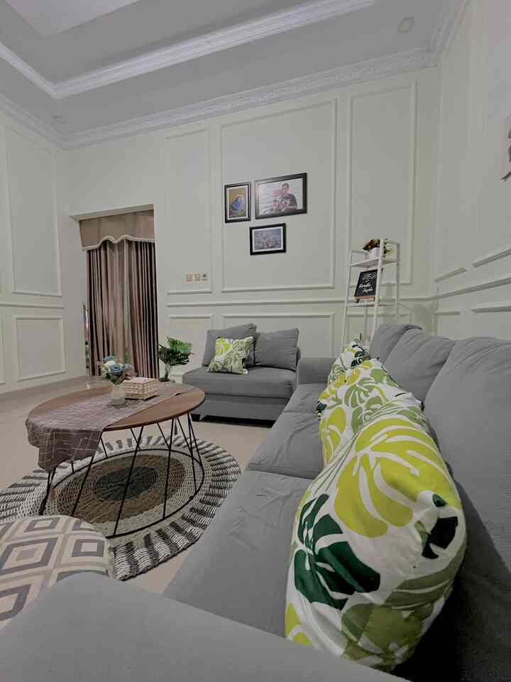 Sesuai dengan style rumah minimalist. Ruang yang pertama aku decor adalah ruang tamu. Karena ruang tamu yang minimalist dan tidak begitu luas menghias dinding dengan wall moulding menjadi pilihanku agar terlihat lebih cantik. Semoga menginspirasi ya.🥰
#minimalist
#homedecorinspo
#roomdecorinspo
#rumahestetik
#ruangtamuminimalist