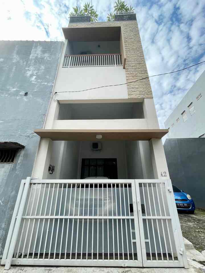 Ini adalah fasad rumah kami dengan tema minimalis modern tanpa atap genteng. Kami memilih tidak menggunakan genteng karena akan difungsikan untuk rooftop sebagai tambahan ruang dirumah kami.

Fasad rumah ini juga kami beri sentuhan batu alam marmo untuk membuat kesan lebih homey dan menurut kami membuat fasad tahan lama dan awet karena batu alam tahan terhadap kondisi cuaca.
#FacadeStyle #IdeFasad #InspirasiFasad #rumahminimalis #minimalismodern #tinyhouse