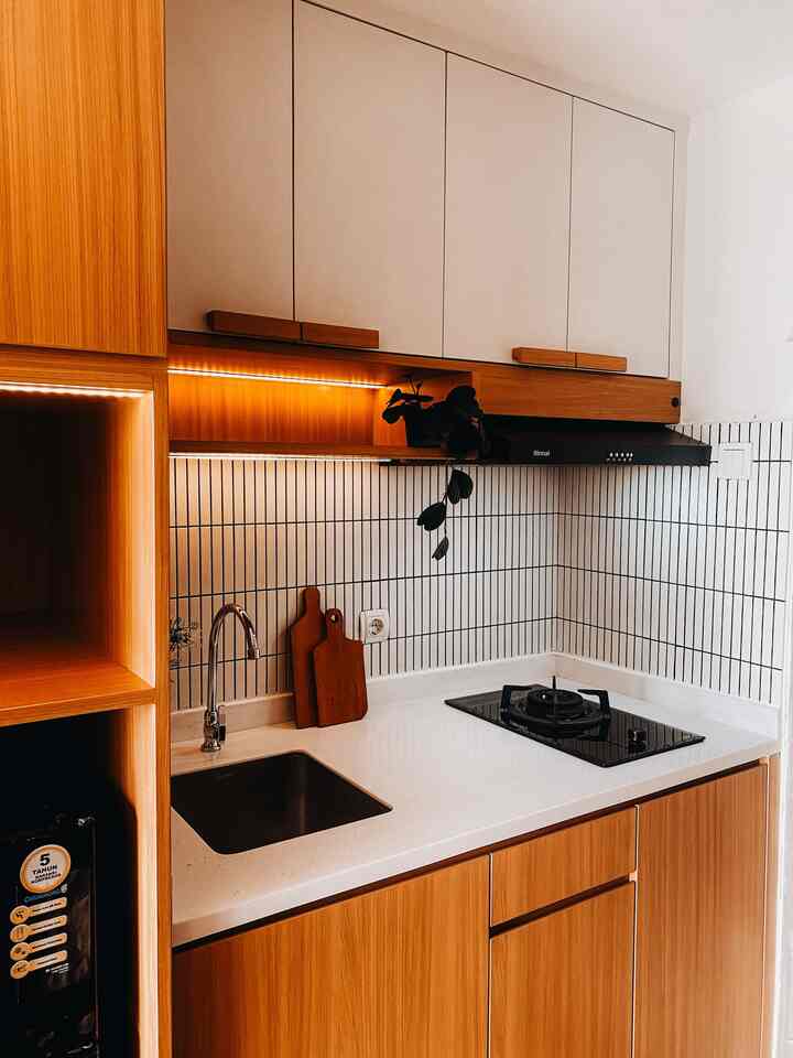 Harmoni simpel dan kehangatan Japandi dalam dapur minimalis ini memberikan sentuhan yang memikat bagi para pecinta dekorasi rumah. 🍃✨ #JapandiVibes #DapurMinimalis #HomeDecor ⁠ #KitchenStyle #IdeKitchen #InspirasiKitchen