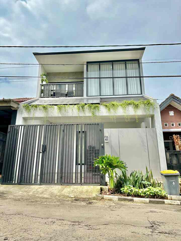 Halo, ini adalah rumah keluarga Mahendra. Rumah ini berkonsep Modern Industrial, yang banyak menggunakan material seperti besi hollow berwarna hitam dan menggunakan warna-watna natural. Aku dan suami suka dengan konsep tema rumah minimalis, simple namun tetap adem dan menggunakan unsur warna earth tone. 
Buat kamu yang suka dengan tema seperti ini, rumah ini bisa menjadi inspirasi kamu. 😊
#FacadeStyle
#IdeFasad
#InspirasiFasad
#RumahMinimalis
#ModernIndustrial
#RumahCluster
#72m2
#Depok
