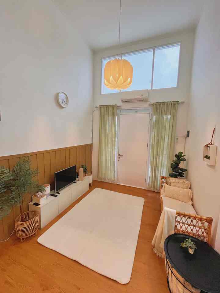 Tema dari ruangan didalam rumah kami sepertinya lebih ke Japandi ya karna di dominasi warna putih dan natural kayu. sedari awal saat mengisi rumah kami sudah menetapkan pallete warna untuk rumah ini yaitu putih, kayu, coklat dan hijau. sehingga keseluruhan ornamen dalam rumah ga diluar dari konteks pallete warna rumah menghasilkan rumah yang senada dan terkonsep sedari awal. dan hal yang paling berperan dalam membetuk ambience rumah menjadi lebih estetik adalah pemakaian vynil diseluruh ruangan.

#homedecorinspo
#japansi
#roomdecorinspo
#rumahestetik
