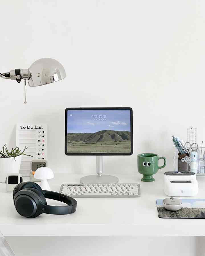 current desk situation 👀

ini desk vibes tahun 2023 dan sekarang udah 2024 ga sabar mau ganti suasana baru ✨

#aestheticroom #deskdecor #desksetup #deskinspo #roomdecor 
