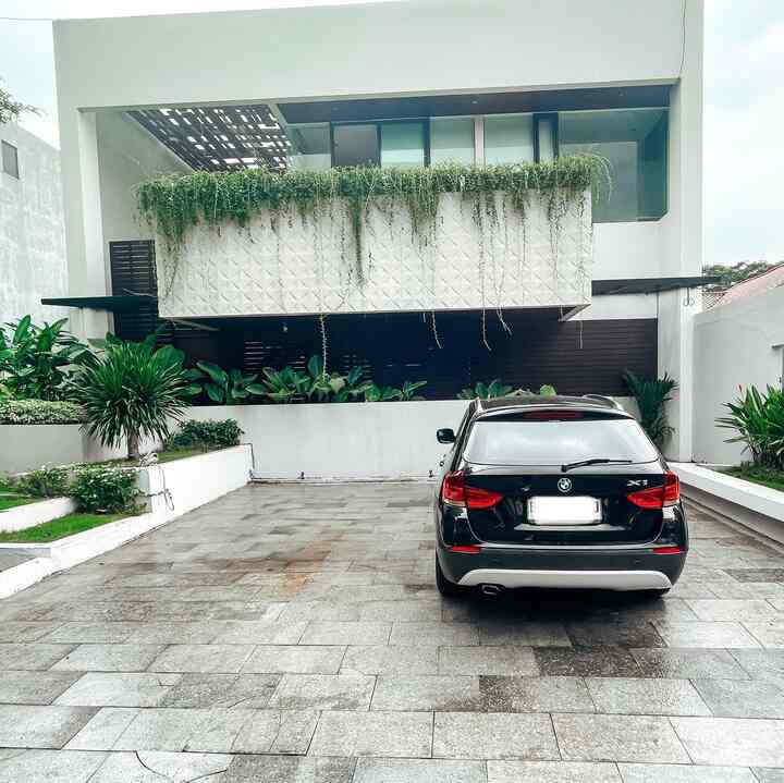 ✨Sehabis hujan 🌧️✨

Emank enak banget suana ujan kalau banyak tumbuhan gini.. dapet banget gitu vibes villa nya . 😚 

#Fasadestyle #IdeFasad #InspirasiFasad