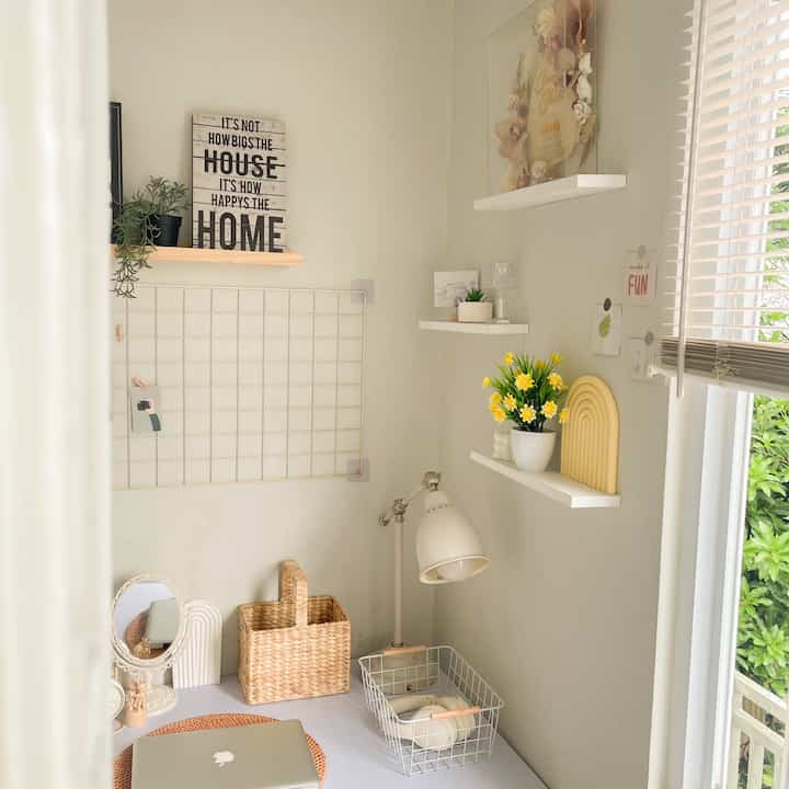 Ini adalah space ruang kerja ku kalo lagi ngonten. Tema dari rumahku itu sebenarnya adalah minimalist mix japandi gitu. Style ini belum seluruhnya aku terapkan di seluruh space rumahku, baru dapur dan ruang kerja ini. Kenapa aku memilih style ini? Karena sejujurnya aku memang dari dulu memiliki ketertarikan visual dan emosional terhadap warna white dan brown. Putih dan unsur kecoklatan atau istilah wooden seperti memberikan kesan cozy dan aesthetic. Ditambah unsur tanaman hijau dan bunga yang menambah kesan fresh untuk beberapa spot ruangan. Untuk ruangan lainnya masih kucicil satu persatu agar seluruh space dirumahku memiliki sentuhan style yang senada. Styling dekor minimalist mix japandi seperti aku ini bisa dijadikan referensi kalau saja terlalu stuck dengan satu style. Untuk tips yang paling penting agar style rumah seperti ini terletak pada pemilihan warna dan elemen dasar furniture rumah, seperti lebih mendominasikan warna putih dan coklat, atau mngkin pilihan warna soft lain seperti hijau mint dengan warna putih masih memberikan kesan aesthetic pada ruangan. Semoga menginspirasi sahabat O!house🥰 

#japandiminimalist #homedecorinspo #rumahestetik #ruanganminimalist #tipsdekorasi #ohouseseason6