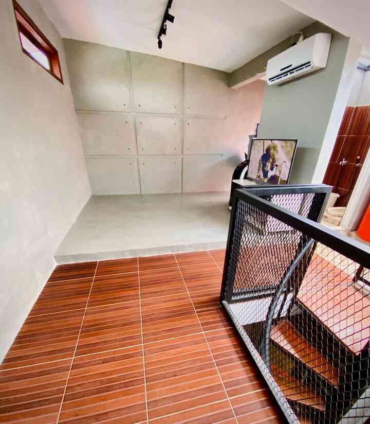 Halo selamat pagi, aku mau share tema utama dari style Prameshouse ✨✨✨
.
Dari awal konsep aku udah tertarik banget sama tema Industrial, setiap liat look Industrial itu rasanya kaya dapet feel "ini lohh yang aku bangettt" temen-temen pernah gitu juga gak?? Hehehe
.
So, akhirnya Prameshouse aku buat untuk fokus dominan temanya di Industrial, aku touch beberapa spot dengan wall industrial seperti di mezanin dan taman 😍🫶✨
.
Kalo temen-temen liat kafe - kafe outdoor yang temanya Industrial, yapp disitu aku dapet banyak inspirasi untuk buat taman Industrial juga walau dgn versi yang minimalis 🥰🙏🫶🙈✨
.
.
#Industrial #Minimalis #IndustrialMinimalis #HomeDecorInspo #RoomDecorInspo #RumahEstetik #RumahIndustrialMinimalis