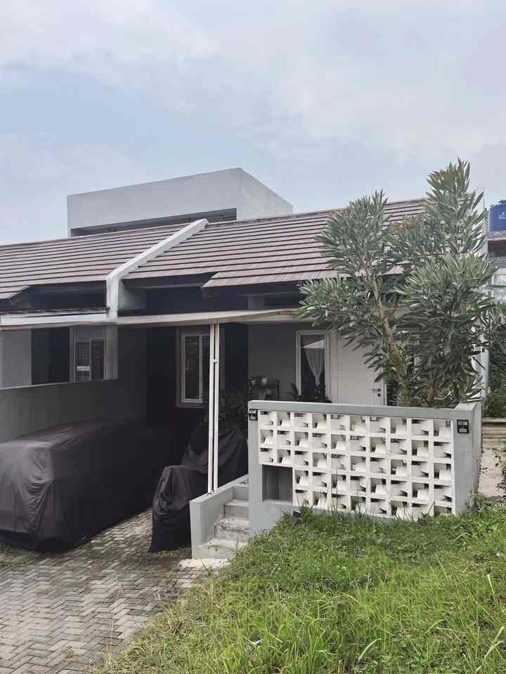 ✨Fasad Minimalis dengan Taman Kering 
Jangan bosen ya dengan tampilan fasad #muslimhom yang super minimalis. FYI rumah kami letaknya di pojok. Positifnya jadi ada sisa lahan dekat dengan fasum komplek sehingga rumah kami terkesan lebih luas. 

Untuk fasad bagian depan masih full bawaan developer, hanya kami tambahkan Roster untuk pembatas taman kering kami dan untuk lebih memberikan privasi di dalam rumah karena area depan rumah tidak dipasangi pagar.  

Menambahkan aksen roster memberikan kesan yang private tapi juga tetap terbuka, area taman kami yang mungil jadi terlihat lebih luas. 

#FacadeStyle #IdeFasad #InspirasiFasad