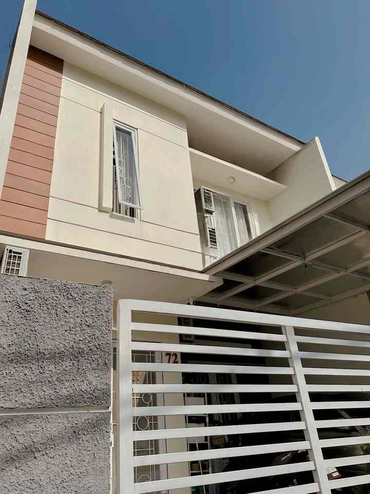 Fasad bawaan developer yang baru bisa ditampilin secimit karena belum terlalu rapi 😆

Walau bawaan developer, harus ku akui aku suka sekali dengan bentuknya. Memang biasa saja, tapi ini yang aku dan suami impikan. Punya rumah sendiri 🤗

Masih belum sempurna, masih bertumbuh. 🤎

Tema fasad ini: minimalis dengan sentuhan warna kayu untuk mempermanis tampilannya.

Material yang aku pakai untuk mencapai style ini ada bagian tembok yang dilengkapi woopdplank. Untuk bagian pintu kami beri pintu tralis tambahan supaya bisa membuka pintu sekaligus tetap menjaga privasi. Ada rak sepatu yang dibor dan rak sepatu lepasan. Beberapa pot berisi tanaman pun kami letakkan di teras.

#FacadeStyle #IdeFasad #InspirasiFasad #Homedecor #Minimalis #Japandi #KoreanJapandi #HomedecorInspo #rumahestetik 
