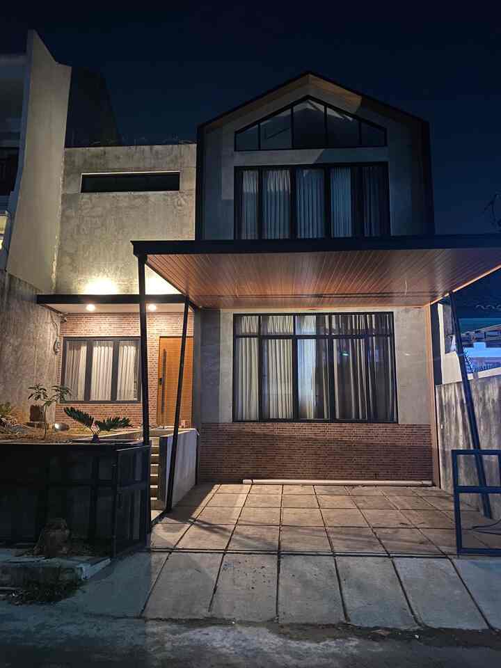 Perkenalkan Fasad dari Wina.Home. Tema fasad kita yaitu Industrial. Terlihat dari gaya pemakaian kaca dengan list hitam, kemudian pemakaian hollow pada kanopi,, ada aksen baya tempel,, serta pemasangan semen ekspos di dindin fasad. Cita2 saya dan suami memang pengen punya rumah dengan tema industrial, alhamdulillah tercapai walaupun dengan waktu yang cukup lama🥰
#facadstyle
#idefasad
#inspirasifasad
#fasadindustrial
#industrialfasad
#rumahcibubur
