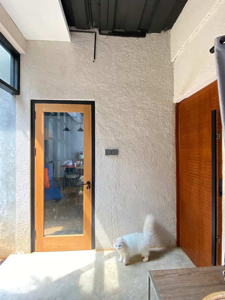 Ini adalah salah satu ruangan di Wina.Home. Ruangin ini yaitu ruang tamu kecil. Yang dimana pada saat kalian masuk rumah,, inilah yang kalian jumpai😊
Konsep dalam rumah pun kita mengusung tema Industrial. Dan dari awal kita berangan2 punya ruang tamu dan ketika tamu masuk yang ditemui yaitu taman. Dan voila,, jadi deh.. dengan lahan yang gak terlalu besar,, kita bikin taman kecil di dalam rumah🥰
#industrial
#industrialmodern
#rumahestetik
#homedecorinspo
#roomdecorinspo
#estetikroom
#aestheticroom
#industrialhome