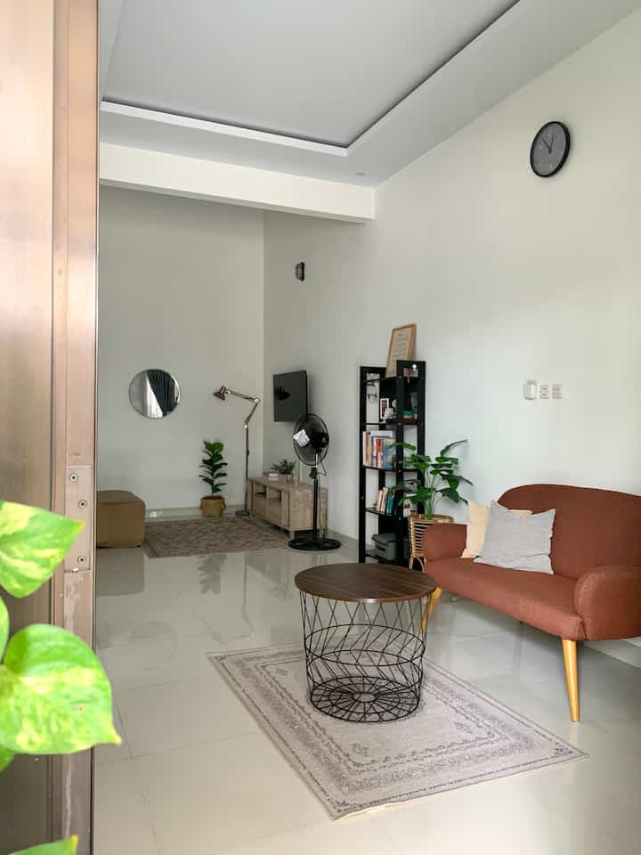 Minimalist style di rumah open space ✨

Aku dan suami memilih gaya minimalis untuk rumah kami. Penggunaan furniture dan item dekoratif yang didominasi oleh warna netral seperti wood, grey, putih dan hitam. Meminimasi penggunaan hiasan dinding dan "membiarkan" dinding tetap berwarna putih agar rumah terasa lega juga nyaman.

#minimalist #homedecorinspo #roomdecorinspo #rumahestetik #homedecor #homesyling #decorlowbudget