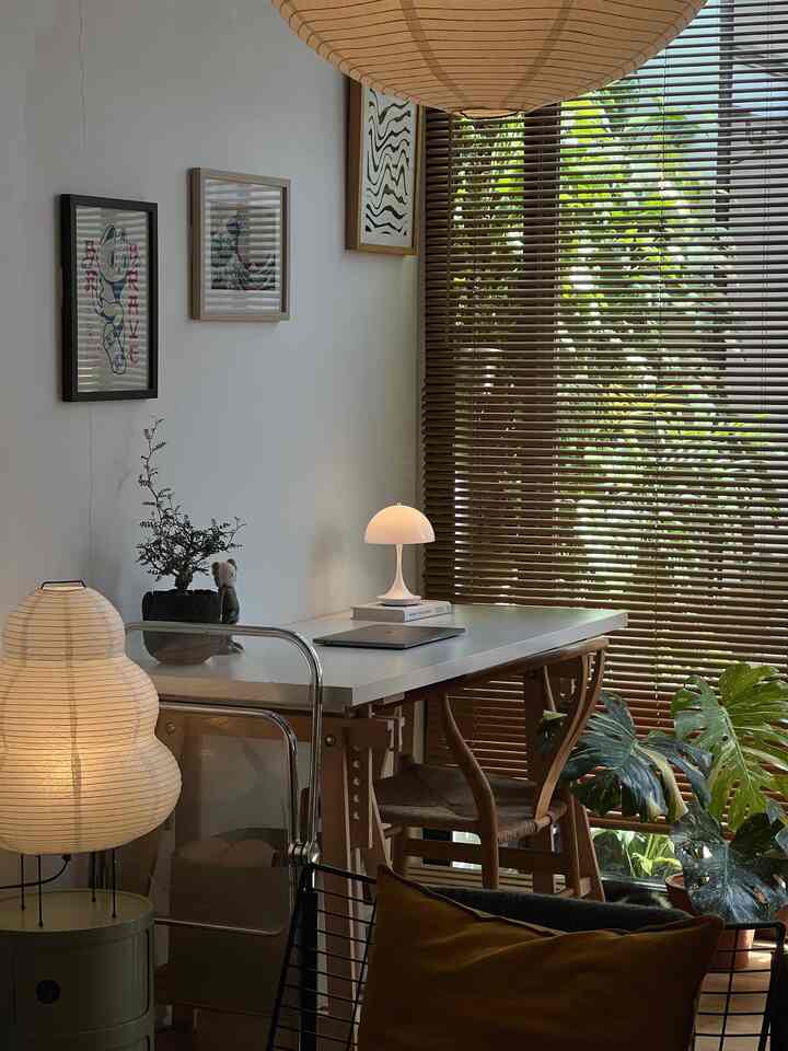 Halo, di rumah ini kita mengusung konsep mid japandi, konsep ini kita tuangkan di semua ruangan, dengan unsur yg lebih banyak ke element kayu dan warna warna earth tone membuat ruangan semakin terasa hangat, serta penambahan portable lamp dan rice paper lamp memperkuat unsur mid japandi nya 👌 #japandi #midcenturymodern #minimalist #homedecorinspo #rumahestetik 