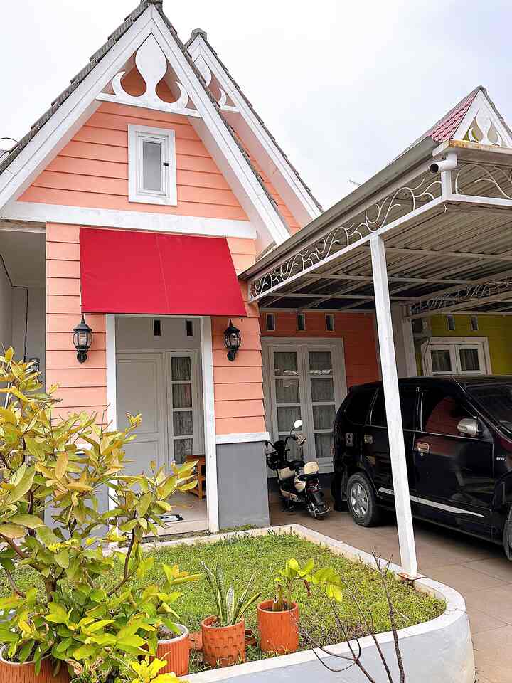 Rumah ini bergaya vintage minimalis, dengan fasadnya yang unik seperti rumah-rumah di luar negri. Dan fasad rumah masih bawaan developer, ciri khas vintagenya dapet banget. Sejak awal pindah kami tidak merubah apapun di bagian fasadnya, karena memang semenarik ituloh fasad rumah ini.

#FacadeStyle #IdeFasad #InspirasiFasad #FasadRumahVintage #RumahModelEuropa #VintageMinimalis