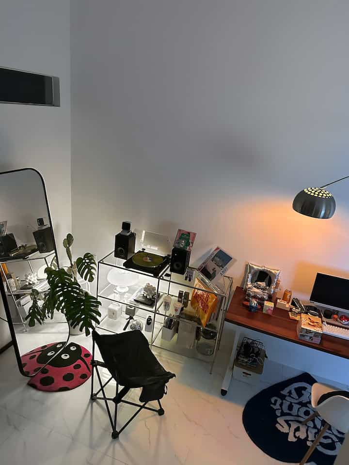 HOME DECOR INSPO
-
AngkaHouse merupakan rumah yang berkonsep open space dan bertema minimalist 
slide 1 ruang hiburan lebih ke sudut hiburan dipojok kita menggunakan rak stainless steel yang beralaskan kaca agar benda” yang diletakan terlihat dan tidak penuh sekali

slide 2 meja kerja untuk saat ini masih bertexture kayu ( next pengennya dilapisin stiker biar senada putih )

slide 3 kamar tidur Angka House yang setiap malam memiliki kesan warm

slide 4 living room disaat sore hari kena pantulan cahaya dari belakang sehingga ruangan ini tanpa penerangan sudah nampak terang sekali 

slide 5 sebagian kecil koleksi piringan hitam kita 


#minimalist #homedecorinspo #rumahestetik #rumahkotak #jawatengah #rumahpribadi #inspirasirumah #inspirasiruangan #angahouse #homedecor #deco 