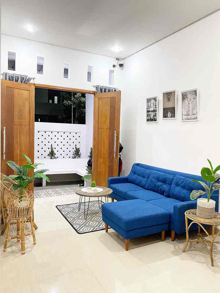 Slide 1. Rumah dengan konsep open space akan terlihat lebih luas.

Slide 2. Kami membuat 2 ruang tamu dgn konsep indoor dan outdoor. Mengantisipasi apabila ada tamu yg akan merokok, dapat mengobrol di teras outdoor.

Slide 3. Kursi tamu tambahan dari rotan memudahkan kami untuk mobilisasi, memindah2 kursi ketika banyak tamu yg datang.

Slide 4. Meja bar dilengkapi dgn coffee maker & oven, sebagai tempat kami duduk menikmati sarapan pagi.

Slide 5. IdenRuang TV dengan memanfaatkan ruangan bawah tangga.

Slide 6. Kamar tidur anak minimalis, agar kamar terlihat tetap luas kami membeli dipan beserta laci untuk menyimpan baju anak. Tidak diperlukan tambahan lemari.

Slide 7. Kamar Mandi berukuran 2x1 kami lengkapi dengan granite berwarna coklat agar terlihat lebih menarik dan tidak terlihat kotor.

#scandinavian
#homedecorinspo
#rumahsestetik