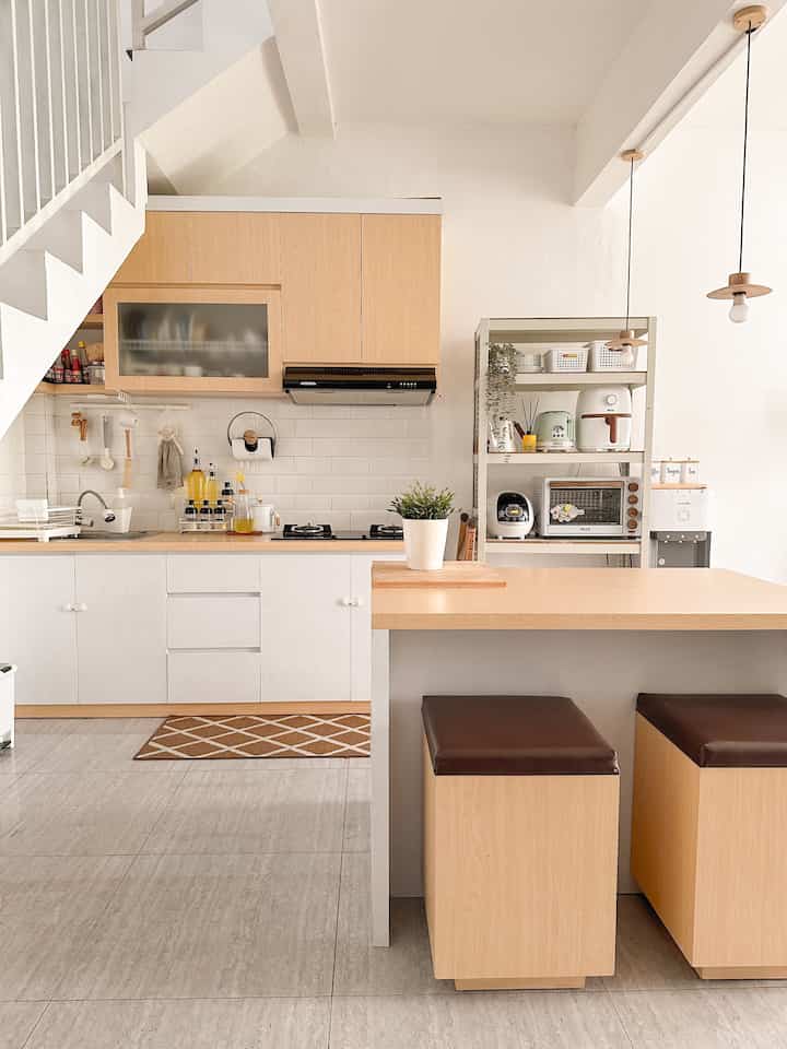 Kitchen dengan nuansa white and wood, 
udah lama jadi idaman dari sebelum punya rumah, ingin punya dapur dengan nuansa japandi dengan warna yang terang.

Minusnya memang cepet keliatan kotor tapi dari sini aku berkomitmen untuk lebih rajin menjaga dan mebersihkan dapur impian ini. 

Happy banget punya dapur impian yang sederhana ini. 🤎🤎 

#Kitchenstyle #idekitchen #inspirasikitchenstyle #diningroom #kitchemroom #japandikitchen #dapur #DapurKayu #dapurmodern 
