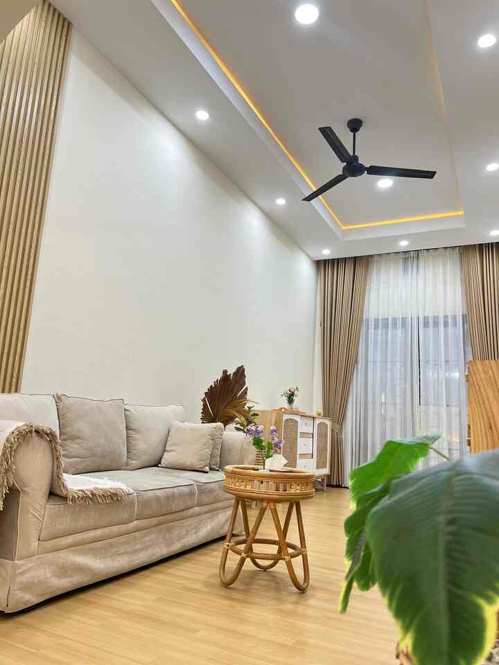 Ruangan yang paling aku suka karena perpaduan warna dan dekorasi simplenya membuat aku nyaman berlama-lama disini. 
#JapandiMediteranian
#Homedecorinspo
#Roomdecorinspo
#Rumahestetic