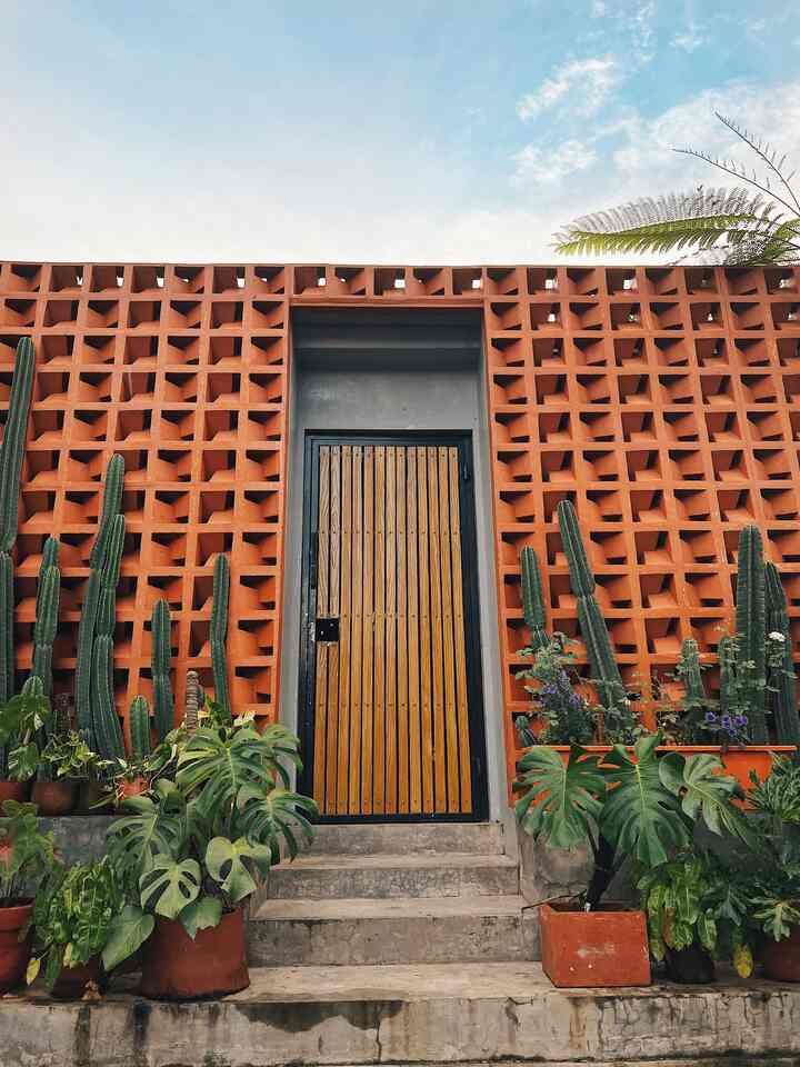 Halo tetangga Kimkim 👋🏻

Perkenalkan saya Aliah, owner dari rumah Kimkim. Rumah ini bertema tropical rustic dengan perpaduan roster bata  & tanaman yang bikin rumah ini jadi lebih eye catching & pastinya aesthetic ! 

Alasan saya memilih tema ini karena saya menyukai nuansa alam. Selain itu desain rustic dapat menciptakan suasana hangat, nyaman, dan memikat yang mengingatkan pada kehidupan pedesaan yang tenang dan menyenangkan.

Fasad rumah Kimkim terinspirasi dari private vila di Bali. Roster bata dipilih sebagai dinding utama fasad rumah Kimkim. Selain desainnya yg cantik, roster memiliki lubang - lubang yang dapat melancarkan sirkulasi udara dalam ruangan dan juga menambah pencahayaan. Jadi walapun dindingnya tinggi & terkesan tertutup, tetapi sirkulasi & cahaya tetap masuk.

Semoga terinspirasi ya

#FacadeStyle
#IdeFasad
#InspirasiFasad
#FacadeStyling
#StylingFasad