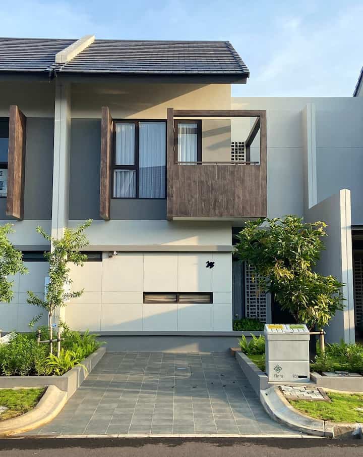 Fasad minimalis yang merupakan bawaan dari developer ini tidak boleh kita ubah sama sekali.
Tinggal di perumahan dengan peraturan yg cukup ketat membuat kami tidak bisa banyak berimprovisasi dalam menata fasad rumah, bahkan dalam pembuatan kanopi pun pihak management perumahan telah menetapkan standar tersendiri yg harus kita ikuti. Namun demikian bagi kami fasad ini sudah cukup baik dalam mencerminkan tema rumah secara keseluruhan yg memang dominan unsur minimalisnya.

Berikut kira-kira isi slide dalam postingan tentang fasad rumah ini:
- Slide 1 : fasad rumah sebelum dipasang kanopi
- Slide 2 : fasad rumah setelah dipasang kanopi dalam suasana malam hari
- Slide 3 : pintu masuk rumah dimalam hari
- Slide 4 : balkon atas tampak dari bawah disiang hari
- Slide 5 : aksen bata rooster bawaan developer
- Slide 6 : Dekkson smart digital lock bawaan developer
- Slide 7 : kap lampu bawah kanopi
- Slide 8 : detail keramik/tile decogress bawaan developer

#FacadeStyle
#IdeFasad
#InspirasiFasas
#FasadBawaan
#FasadMinimalis