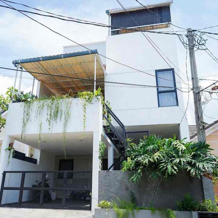 Facade minimalis. Hanya cat putih, dengan hiasan kabel listrik. Nasib ya. Andai tiang listrik bisa dipindahkan dalam sekejab.

Untuk terasnya, kami membuat seperti cafe dengan tema Industrial. Jadi ada meja cor dan bangku cor. Serta dinding semen ekspose untuk mempertegas industrialnya.

Terimakasih sudah mampir yaaa


 #facadestyle #idefasad #inspirasifasad #ideteras #inspirasiteras 
