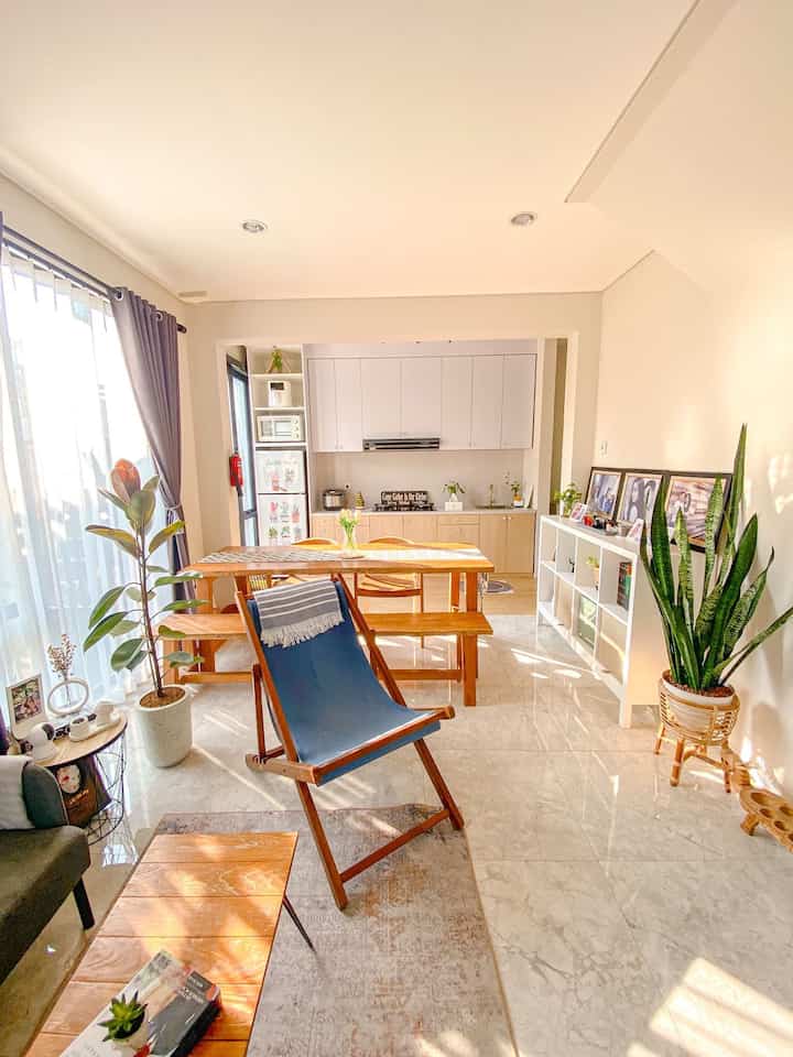 Sudah memasuki 5 bulan kami menempati rumah impian kami . Saya dan suami (suami saya yang berprofesi sebagai arsitek ) sepakat menerapkan konsep minimalis kontemporer pada rumah kami ini, yang memadukan unsur wood dan paduan warna putih sebagai dasar. 

Dan Dengan konsep open space / open plan yang kami gunakan di lantai ini membuat ruangan yang terbatas menjadi terlihat cukup luas

Di dalam 1 ruangan ini terdapat ruang tv / ruang tamu , meja makan , serta dapur
 
Karna rumah kami memiliki kaca jendela yang yang cukup banyak untuk ukuran rumah ini  (sudah konsep rumah dari developer) yang berfungsi sebagai pencahayaan alami dan sirkulasi udara.
Jadi saat pagi hari sumber cahaya yang masuk sangat banyak 



Semoga kedepan nya setiap sudut rumah ini bisa terus berproses jadi lebih baik dan menarik sesuai konsep yang kami terapkan 

#minimalis 
#kontemporer
#arsitekturkontemporer
#minimaliskontemporer
#homedecorinspo
#roomdecorinspo
#rumahestetik
#segehouse