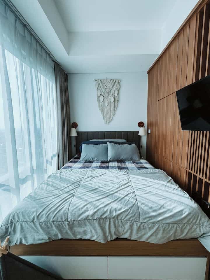 Ini adalah tempat tidur saya yang nyaman dengan sentuhan bohemian/skandi. Sejujurnya, saya tidak merencanakan tema khusus untuk kamar tidur saya; asal nyaman dan spreinya nyaman, itu sudah cukup. Saya menggunakan macramé sebagai sentuhan dekoratif agar lebih homey, dan dinding di atas headboard tidak kosong. Selain itu, saya menambahkan lampu samping tempat tidur di kedua sisi tempat tidur untuk mengakomodasi bacaan malam saya. 😊
#kamar tidur bohemian
#scandibedroom
#kamar tidur nyaman
#minimalis
#inspirasikamar
#gaya kamar tidur