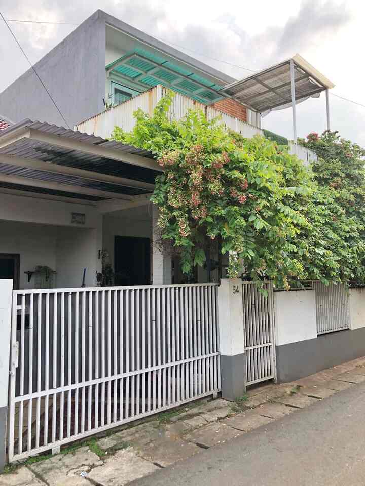 Fasad Rumah kami di lantai dasar hanya sedikit mengalami perubahan. Maklum, second home yang kami renovasi, sesuai budget. Kami mengganti jendela dan pintu, dan kemudian menambah lantai atas, dengan sentuhan bata ekspos di salah satu sisi. Simple, sih. Dan belakangan, hampir tertutup hutan rimba melati belanda 🤣


#FacadeStyle #IdeFasad #InspirasiFasad #bohoscandi #decorlowbudget #plantmom #rumahjakbar