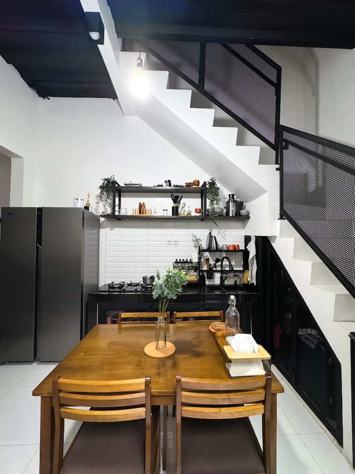 Our Kitchen❤️

Seperti yang sudah dibahas pada postingan sebelumnya, tema rumah kami yaitu “Industrial” dengan sentuhan warna Hitam, Putih, Abu-Abu Dan Cokelat.

Mempadupadankan elemen besi berwarna hitam, kayu, dan tanaman supaya terkesan hidup. Memilih elemen besi bukan cuma sekedar agar sesuai “tema” namun juga kami memikirkan kekuatan furnitur yang kami pilih. 

Coba dong share juga, kira-kira aku perlu nambahin apa yaa di dapur mungil ini?😀

#Industrial 
#homedecorinspo
#rumahestetik
#DapurIndustrial


