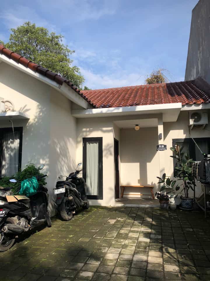 Fasad khisaku versi pagi yang cerah⛅️
Happy weekend tetangga! 


#FacadeStyle
#IdeFasad
#InspirasiFasad
#DekorasiFasad
#Entryway
#TerasRumah
#RumahMinimalis 