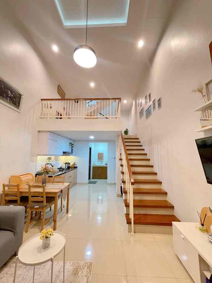 Dengan keterbatasan lahan yang kami punya, tentu fungsi setiap ruang menjadi sangat penting. Pilihan minimalist modern dengan konsep open space adalah kunci. Kami pun menambahkan ruang mezzanine membuat rumah terkesan lebih luas. 

Pilihan furniture berwarna netral dengan sentuhan kayu membuat kesan lebih warm dan homey.

Di lantai 1 rumah kami fungsikan sebagai living room yang menyatu langsung dengan area makan, dapur, wastafel dengan kanan kiri terdapat kamar mandi tamu dan juga gudang. 

#minimalist
#homedecorinspo
#roomdecorinspo
#rumahestetik
#minimalistmodern
#homestyle
#homestyling
#mezzanine