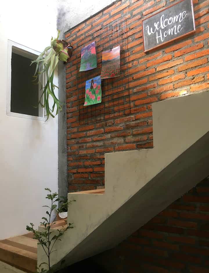 Halo..
Eh pamali ngga sih, makan makan di tangga?😄.
Kebiasaan aku ngemil/ makan di tangga saat pagi hari,
sambil menyapa sinar mentari humm.. menyenangkan.

Area yang saya upload kali ini adalah, tangga menuju lantai dua.
Untuk mendukung tema industrial, farmhouse, maka dari itu keramik motif kayu menjadi pilihan untuk masing masing anak tangga.
Pada bagian dinding dibiarkan unfinish, memperlihatkan motif batu merah yang eksotis.

Untuk wall decor, saya tambahkan beberapa lukisan yang digantungkan pada ram besi, agar menambah kesan estetik.
Beberapa tanaman saya tempatkan di sudut anak tangga, agar ruangan terasa segar dan hijau.



#industrial
#vintage
#farmhouse
#homedecorinspo
#rumahestetik


