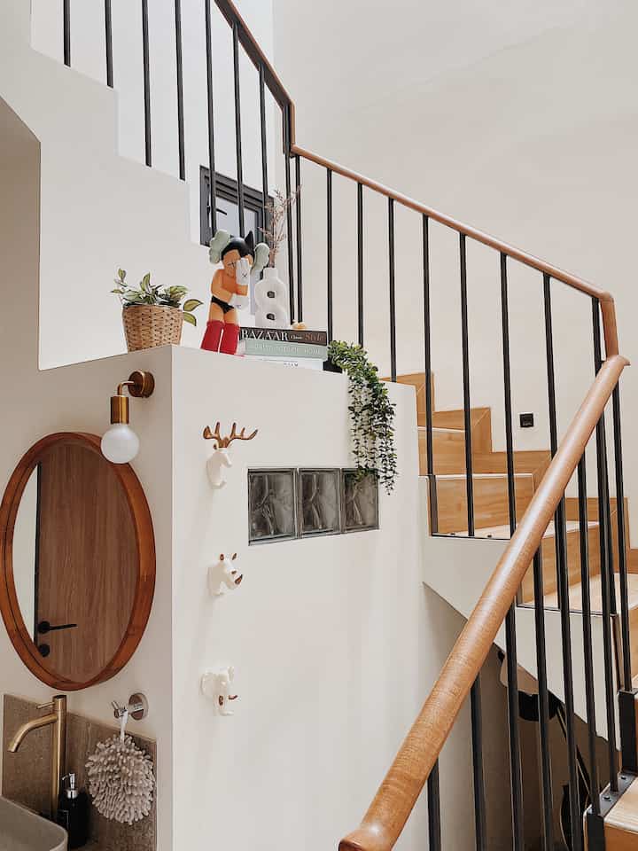 Style rumah sejak awal memang tidak direncanakan. Hanya saja kami suka dengan nuansa Natural dan minimalis. Akhirnya kami setuju untuk membuat rumah dengan konsep Tropikal Japandi. 

Japandi sendiri bukan hanya masalah trend, namun memang kami menyukai setiap elemen natural yang ada pada konsep Japandi. Penggunaan warna kayu, cream. Namun juga di mix dengan lantai white carrara agak konsep tropikal masih melekat dalam rumah kami

#japandi
#homedecorinspo
#rumahestetik
#japandistyle
#rumahminimalist