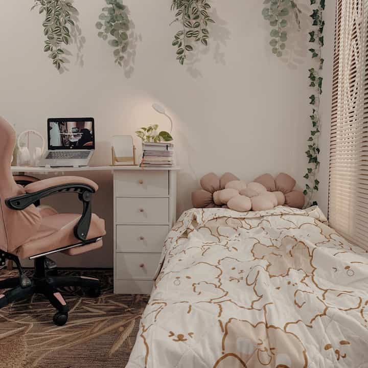 Welcome march, new month new position 🤏🏼
Masih dengan style perintilan dekorasi yang sama, Natural dan Minimalis!
Selain menyesuaikan dengan budget yang low juga biasanya seseorang memilih style yang tidak jauh dari karakter seseorang tersebut, hehe 🤎💚🤍

#RoomStyle #IdeKamar #InspirasiKamar #DeskStyle 